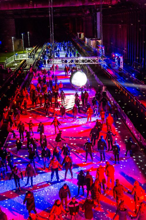 In der Wintersaison tummeln sich an mindestens zwei Abenden Discofans und Schlittschuhläufer auf bei der Eisdisco auf der ZOLLVEREIN® Eisbahn, dem “wahrscheinlich faszinierendsten Ort zum Schlittschuhlaufen bundesweit”. Entlang der Koksöfen, in denen einst Kohle bei 1.000 Grad Celsius zu Koks gebacken wurde, erstreckt sich im Winter über eine Länge von 150 Meter die ZOLLVEREIN® Eisbahn. Insbesondere am Abend, wenn die 1.800 Quadratmeter große Eisfläche mit der Installation „Monochromatic Red and Blue“ (1999) von Jonathan Speirs und Mark Major zu einem beeindruckenden Lichtkunstwerk.in atmosphärisches Licht getaucht wird, verspricht das Schlittschuhlaufen vor der beeindruckenden Kulisse der Kokerei Zollverein ein einzigartiges Erlebnis.

Areal C [Kokerei], Druckmaschinengleis [C74]