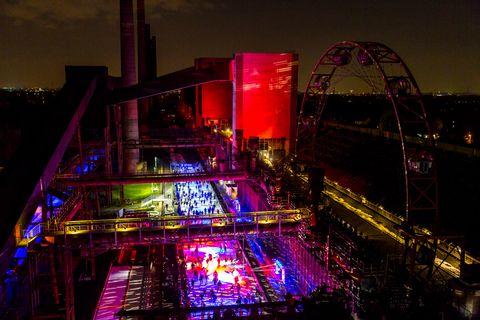 In der Wintersaison tummeln sich an mindestens zwei Abenden Discofans und Schlittschuhläufer auf bei der Eisdisco auf der ZOLLVEREIN® Eisbahn, dem “wahrscheinlich faszinierendsten Ort zum Schlittschuhlaufen bundesweit”. Entlang der Koksöfen, in denen einst Kohle bei 1.000 Grad Celsius zu Koks gebacken wurde, erstreckt sich im Winter über eine Länge von 150 Meter die ZOLLVEREIN® Eisbahn. Insbesondere am Abend, wenn die 1.800 Quadratmeter große Eisfläche mit der Installation „Monochromatic Red and Blue“ (1999) von Jonathan Speirs und Mark Major zu einem beeindruckenden Lichtkunstwerk.in atmosphärisches Licht getaucht wird, verspricht das Schlittschuhlaufen vor der beeindruckenden Kulisse der Kokerei Zollverein ein einzigartiges Erlebnis.

Areal C [Kokerei], Druckmaschinengleis [C74]