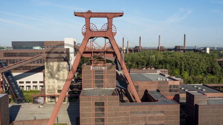 Das 55 Meter hohe Doppelbock-Fördergerüst ist das Wahrzeichen der Zeche Zollverein, der Stadt Essen und der gesamten Region: Die als Doppelstrebengerüst in Vollwandbauweise konstruierte Förderanlage ermöglichte eine doppelte Fördermechanik. Dadurch konnte die doppelte Menge an Förderwagen bzw. Fördergefäßen transportiert werden. Zollverein Schacht XII galt zu Betriebszeiten als die leistungsstärkste Zeche der Welt. 250 Stufen führen auf die oberste Plattform des Gerüstes, deren Seilscheiben sich auch heute noch manchmal drehen: Der Schacht wird von der RAG AG für die zentrale Wasserhaltung genutzt.

Areal A [Schacht XII], Fördergerüst [A1]

Das größte Übertagegebäude auf Zollverein, die Kohlenwäsche [A14], war zu Betriebszeiten eine Riesenmaschine: Täglich wurden dort 23.000 Tonnen Rohkohle sortiert und klassiert. Von 2003 bis 2006 wurde die Kohlenwäsche vom Office for Metropolitan Architecture (OMA) unter Leitung von Rem Koolhaas und dem Essener Büro Böll & Krabel umfassend saniert und für die spätere Nutzung vorbereitet. 

Eine 58 Meter lange Rolltreppe bringt die Besucher heute direkt in das RUHR.VISITORCENTER Essen auf der 24-Meter-Ebene. 2010 eröffnete das Ruhr Museum in der Kohlenwäsche, das in drei Etagen eine Dauerausstellung zu den Kategorien Gegenwart – Gedächtnis – Geschichte präsentiert. Die oberen Etagen gehören mit den authentisch erhaltenen Übertageanlagen zum Denkmalpfad ZOLLVEREIN®. Auf dem Dach der Kohlenwäsche sind zwei Aussichtsplattformen installiert, die einen Rundblick auf das Gelände und die Region bieten. Das Portal der Industriekultur informiert über industriekulturelle Angebote im Ruhrgebiet und in Nordrhein-Westfalen.

Areal A [Schacht XII], Kohlenwäsche [A14]