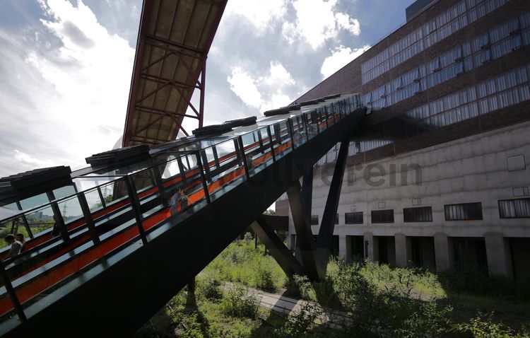 Das größte Übertagegebäude auf Zollverein, die Kohlenwäsche [A14], war zu Betriebszeiten eine Riesenmaschine: Täglich wurden dort 23.000 Tonnen Rohkohle sortiert und klassiert. Von 2003 bis 2006 wurde die Kohlenwäsche vom Office for Metropolitan Architecture (OMA) unter Leitung von Rem Koolhaas und dem Essener Büro Böll & Krabel umfassend saniert und für die spätere Nutzung vorbereitet. 

2010 eröffnete das Ruhr Museum in der Kohlenwäsche, das in drei Etagen eine Dauerausstellung zu den Kategorien Gegenwart – Gedächtnis – Geschichte präsentiert. Die oberen Etagen gehören mit den authentisch erhaltenen Übertageanlagen zum Denkmalpfad ZOLLVEREIN®. Auf dem Dach der Kohlenwäsche sind zwei Aussichtsplattformen installiert, die einen Rundblick auf das Gelände und die Region bieten. Das Portal der Industriekultur informiert über industriekulturelle Angebote im Ruhrgebiet und in Nordrhein-Westfalen.

Die beiden 58 Meter langen Rolltreppen an der Kohlenwäsche [A14] befördern die Besucher direkt auf die 24-Meter-Ebene der Kohlenwäsche und von dort wieder nach unten. Die beiden Sonderanfertigungen von ThyssenKrupp Elevator – eine für die Auffahrt, eine für die Abfahrt – orientieren sich an den historischen Bandbrücken. Das Konzept wurde von dem Rotterdamer Office for Metropolitan Architecture (OMA) entwickelt. Eine Fahrt auf einer der beiden höchsten freistehenden Fahrtreppen Deutschlands dauert 90 Sekunden. Highlight: Bei Dunkelheit leuchten die Fahrtreppen orangerot.

Areal A [Schacht XII], Kohlenwäsche [A14]