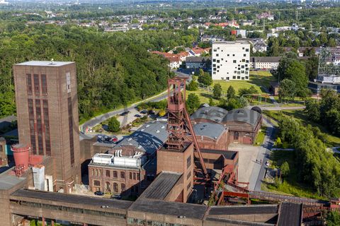 Die 1851 in Betrieb genommene Gründerschachtanlage 1/2/8 ist die älteste Schachtanlage der Zeche Zollverein. Die vorhandenen Ziegelmassivbauten stammen aus dem ersten Jahrzehnt des 20. Jahrhunderts, sämtliche Erweiterungsbauten nach 1932 wurden im architektonischen Stil der Schachtanlage Zollverein XII errichtet. Auf Schacht 1/2/8 befanden sich mit der Markenkontrolle, Kaue und Lampenstube auch die Sozialräume für die auf Schacht 1/2/8 und Schacht XII tätigen Bergleute. Nach der Stilllegung 1986 wurde die Schachtanlage 1/2/8 saniert. In der ehemaligen Maschinenhalle befindet sich heute der Kunstschacht Zollverein, in der einstigen Waschkaue die renommierte Kulturinstitution PACT Zollverein. 2000 wurde die Schachtanlage 1/2/8 in die Denkmalliste der Stadt Essen aufgenommen und gehört seit 2001 zum UNESCO-Welterbe. 

Auf dem ehemaligen Materiallagerplatz der Schachtanlage 1/2/8 wird ab 2015 ein Neubau für die Folkwang Universität der Künste für den Fachbereich Gestaltung errichtet.

Areal B [Schacht 1/2/8]

Gebaut 2006 nach dem Entwurf des japanischen Architekturbüros SANAA (Sejima and Nishizawa and Associates) der Architekten Kazuyo Sejima und Ryue Nishizawa, besteht der 34 Meter hohe und jeweils 35 Meter lange Kubus aus fünf Etagen inklusive eines Dachgartens. 132 wie zufällig angeordnete Fensteröffnungen bewirken eine besondere Lichtatmosphäre im Gebäudeinneren des SANAA-Gebäudes und sorgen für faszinierende Blicke nach draußen. 2010 erhielten die beiden Architekten den Pritzker-Preis, die weltweit höchste Auszeichnung für Architekten. Seit Anfang 2010 wird das SANAA-Gebäude für Lehrveranstaltungen der Folkwang Universität der Künste sowie für externe Veranstaltungen genutzt. 

Areal A [Schacht XII], SANAA-Gebäude [A35]