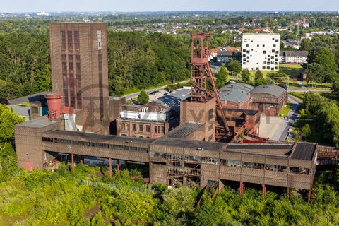 Die 1851 in Betrieb genommene Gründerschachtanlage 1/2/8 ist die älteste Schachtanlage der Zeche Zollverein. Die vorhandenen Ziegelmassivbauten stammen aus dem ersten Jahrzehnt des 20. Jahrhunderts, sämtliche Erweiterungsbauten nach 1932 wurden im architektonischen Stil der Schachtanlage Zollverein XII errichtet. Auf Schacht 1/2/8 befanden sich mit der Markenkontrolle, Kaue und Lampenstube auch die Sozialräume für die auf Schacht 1/2/8 und Schacht XII tätigen Bergleute. Nach der Stilllegung 1986 wurde die Schachtanlage 1/2/8 saniert. In der ehemaligen Maschinenhalle befindet sich heute der Kunstschacht Zollverein, in der einstigen Waschkaue die renommierte Kulturinstitution PACT Zollverein. 2000 wurde die Schachtanlage 1/2/8 in die Denkmalliste der Stadt Essen aufgenommen und gehört seit 2001 zum UNESCO-Welterbe. 

Auf dem ehemaligen Materiallagerplatz der Schachtanlage 1/2/8 wird ab 2015 ein Neubau für die Folkwang Universität der Künste für den Fachbereich Gestaltung errichtet.

Areal B [Schacht 1/2/8]

Gebaut 2006 nach dem Entwurf des japanischen Architekturbüros SANAA (Sejima and Nishizawa and Associates) der Architekten Kazuyo Sejima und Ryue Nishizawa, besteht der 34 Meter hohe und jeweils 35 Meter lange Kubus aus fünf Etagen inklusive eines Dachgartens. 132 wie zufällig angeordnete Fensteröffnungen bewirken eine besondere Lichtatmosphäre im Gebäudeinneren des SANAA-Gebäudes und sorgen für faszinierende Blicke nach draußen. 2010 erhielten die beiden Architekten den Pritzker-Preis, die weltweit höchste Auszeichnung für Architekten. Seit Anfang 2010 wird das SANAA-Gebäude für Lehrveranstaltungen der Folkwang Universität der Künste sowie für externe Veranstaltungen genutzt. 

Areal A [Schacht XII], SANAA-Gebäude [A35]