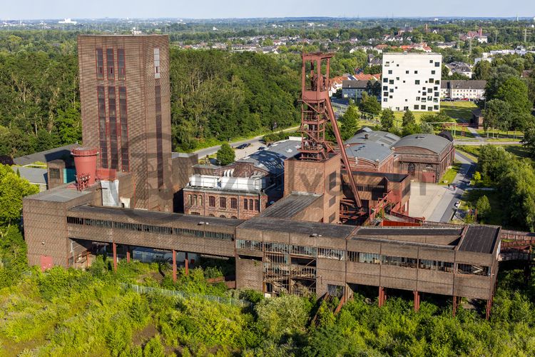 Die 1851 in Betrieb genommene Gründerschachtanlage 1/2/8 ist die älteste Schachtanlage der Zeche Zollverein. Die vorhandenen Ziegelmassivbauten stammen aus dem ersten Jahrzehnt des 20. Jahrhunderts, sämtliche Erweiterungsbauten nach 1932 wurden im architektonischen Stil der Schachtanlage Zollverein XII errichtet. Auf Schacht 1/2/8 befanden sich mit der Markenkontrolle, Kaue und Lampenstube auch die Sozialräume für die auf Schacht 1/2/8 und Schacht XII tätigen Bergleute. Nach der Stilllegung 1986 wurde die Schachtanlage 1/2/8 saniert. In der ehemaligen Maschinenhalle befindet sich heute der Kunstschacht Zollverein, in der einstigen Waschkaue die renommierte Kulturinstitution PACT Zollverein. 2000 wurde die Schachtanlage 1/2/8 in die Denkmalliste der Stadt Essen aufgenommen und gehört seit 2001 zum UNESCO-Welterbe. 

Auf dem ehemaligen Materiallagerplatz der Schachtanlage 1/2/8 wird ab 2015 ein Neubau für die Folkwang Universität der Künste für den Fachbereich Gestaltung errichtet.

Areal B [Schacht 1/2/8]

Gebaut 2006 nach dem Entwurf des japanischen Architekturbüros SANAA (Sejima and Nishizawa and Associates) der Architekten Kazuyo Sejima und Ryue Nishizawa, besteht der 34 Meter hohe und jeweils 35 Meter lange Kubus aus fünf Etagen inklusive eines Dachgartens. 132 wie zufällig angeordnete Fensteröffnungen bewirken eine besondere Lichtatmosphäre im Gebäudeinneren des SANAA-Gebäudes und sorgen für faszinierende Blicke nach draußen. 2010 erhielten die beiden Architekten den Pritzker-Preis, die weltweit höchste Auszeichnung für Architekten. Seit Anfang 2010 wird das SANAA-Gebäude für Lehrveranstaltungen der Folkwang Universität der Künste sowie für externe Veranstaltungen genutzt. 

Areal A [Schacht XII], SANAA-Gebäude [A35]