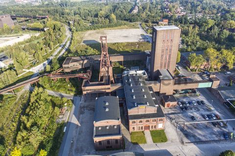 Die 1851 in Betrieb genommene Gründerschachtanlage 1/2/8 ist die älteste Schachtanlage der Zeche Zollverein. Die vorhandenen Ziegelmassivbauten stammen aus dem ersten Jahrzehnt des 20. Jahrhunderts, sämtliche Erweiterungsbauten nach 1932 wurden im architektonischen Stil der Schachtanlage Zollverein XII errichtet. Auf Schacht 1/2/8 befanden sich mit der Markenkontrolle, Kaue und Lampenstube auch die Sozialräume für die auf Schacht 1/2/8 und Schacht XII tätigen Bergleute. Nach der Stilllegung 1986 wurde die Schachtanlage 1/2/8 saniert. In der ehemaligen Maschinenhalle befindet sich heute der Kunstschacht Zollverein, in der einstigen Waschkaue die renommierte Kulturinstitution PACT Zollverein. 2000 wurde die Schachtanlage 1/2/8 in die Denkmalliste der Stadt Essen aufgenommen und gehört seit 2001 zum UNESCO-Welterbe. 

Der Förderturm und das Einstrebenfördergerüst wurden über den beiden ersten Zollverein-Schächten errichtet. 1904 und 1954 wurde die Schachtanlage modernisiert, auch die Förderanlagen wurden dabei erneuert.

Das Fördermaschinenhaus [B44] wurde 1903 erbaut und von 1956 bis 1958 erweitert. In dem Gebäude befand sich die Fördermaschine von Schacht 1/2/8. Heute gehört das Fördermaschinenhaus zum Denkmalpfad ZOLLVEREIN®.

Als Dreh- und Angelpunkt für zeitgenössische Tanz- und Performancekunst ist PACT Zollverein (Performing Arts Choreographisches Zentrum NRW Tanzlandschaft Ruhr) Initiator, Motor und Bühne zugleich. Wo heute internationale Künstler auftreten, wuschen sich von 1906 bis 1986 täglich Tausende von Bergleuten nach der Schicht den Kohlenstaub ab. Im Jahr 2000 wurde das denkmalgeschützte Gebäude der ehemaligen Waschkaue [B45] von dem Architekten Christoph Mäckler saniert und für die Nutzung durch den neuen Eigentümer PACT Zollverein behutsam umgebaut.

Auf dem ehemaligen Materiallagerplatz der Schachtanlage 1/2/8 wird ab 2015 ein Neubau für die Folkwang Universität der Künste für den Fachbereich Gestaltung errichtet.

Areal B [Schacht 1/2/8]