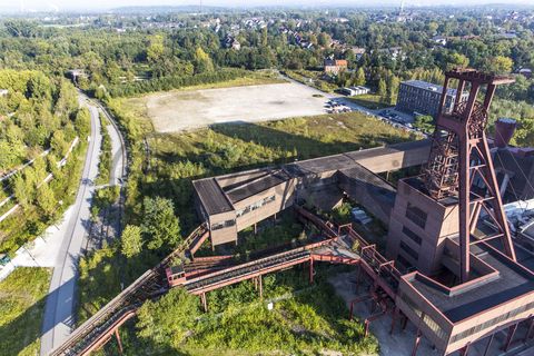 Die 1851 in Betrieb genommene Gründerschachtanlage 1/2/8 ist die älteste Schachtanlage der Zeche Zollverein. Die vorhandenen Ziegelmassivbauten stammen aus dem ersten Jahrzehnt des 20. Jahrhunderts, sämtliche Erweiterungsbauten nach 1932 wurden im architektonischen Stil der Schachtanlage Zollverein XII errichtet. Auf Schacht 1/2/8 befanden sich mit der Markenkontrolle, Kaue und Lampenstube auch die Sozialräume für die auf Schacht 1/2/8 und Schacht XII tätigen Bergleute. Nach der Stilllegung 1986 wurde die Schachtanlage 1/2/8 saniert. In der ehemaligen Maschinenhalle befindet sich heute der Kunstschacht Zollverein, in der einstigen Waschkaue die renommierte Kulturinstitution PACT Zollverein. 2000 wurde die Schachtanlage 1/2/8 in die Denkmalliste der Stadt Essen aufgenommen und gehört seit 2001 zum UNESCO-Welterbe. 

Der Förderturm und das Einstrebenfördergerüst wurden über den beiden ersten Zollverein-Schächten errichtet. 1904 und 1954 wurde die Schachtanlage modernisiert, auch die Förderanlagen wurden dabei erneuert.

Als Dreh- und Angelpunkt für zeitgenössische Tanz- und Performancekunst ist PACT Zollverein (Performing Arts Choreographisches Zentrum NRW Tanzlandschaft Ruhr) Initiator, Motor und Bühne zugleich. Wo heute internationale Künstler auftreten, wuschen sich von 1906 bis 1986 täglich Tausende von Bergleuten nach der Schicht den Kohlenstaub ab. Im Jahr 2000 wurde das denkmalgeschützte Gebäude der ehemaligen Waschkaue [B45] von dem Architekten Christoph Mäckler saniert und für die Nutzung durch den neuen Eigentümer PACT Zollverein behutsam umgebaut.

Auf dem ehemaligen Materiallagerplatz der Schachtanlage 1/2/8 wird ab 2015 ein Neubau für die Folkwang Universität der Künste für den Fachbereich Gestaltung errichtet.

Areal B [Schacht 1/2/8]