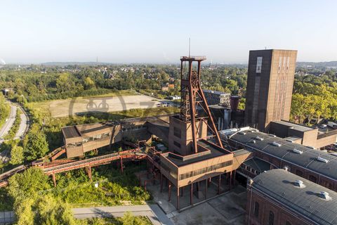 Die 1851 in Betrieb genommene Gründerschachtanlage 1/2/8 ist die älteste Schachtanlage der Zeche Zollverein. Die vorhandenen Ziegelmassivbauten stammen aus dem ersten Jahrzehnt des 20. Jahrhunderts, sämtliche Erweiterungsbauten nach 1932 wurden im architektonischen Stil der Schachtanlage Zollverein XII errichtet. Auf Schacht 1/2/8 befanden sich mit der Markenkontrolle, Kaue und Lampenstube auch die Sozialräume für die auf Schacht 1/2/8 und Schacht XII tätigen Bergleute. Nach der Stilllegung 1986 wurde die Schachtanlage 1/2/8 saniert. In der ehemaligen Maschinenhalle befindet sich heute der Kunstschacht Zollverein, in der einstigen Waschkaue die renommierte Kulturinstitution PACT Zollverein. 2000 wurde die Schachtanlage 1/2/8 in die Denkmalliste der Stadt Essen aufgenommen und gehört seit 2001 zum UNESCO-Welterbe. 

Der Förderturm und das Einstrebenfördergerüst wurden über den beiden ersten Zollverein-Schächten errichtet. 1904 und 1954 wurde die Schachtanlage modernisiert, auch die Förderanlagen wurden dabei erneuert.

Als Dreh- und Angelpunkt für zeitgenössische Tanz- und Performancekunst ist PACT Zollverein (Performing Arts Choreographisches Zentrum NRW Tanzlandschaft Ruhr) Initiator, Motor und Bühne zugleich. Wo heute internationale Künstler auftreten, wuschen sich von 1906 bis 1986 täglich Tausende von Bergleuten nach der Schicht den Kohlenstaub ab. Im Jahr 2000 wurde das denkmalgeschützte Gebäude der ehemaligen Waschkaue [B45] von dem Architekten Christoph Mäckler saniert und für die Nutzung durch den neuen Eigentümer PACT Zollverein behutsam umgebaut.

Auf dem ehemaligen Materiallagerplatz der Schachtanlage 1/2/8 wird ab 2015 ein Neubau für die Folkwang Universität der Künste für den Fachbereich Gestaltung errichtet.

Areal B [Schacht 1/2/8]