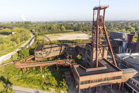 Die 1851 in Betrieb genommene Gründerschachtanlage 1/2/8 ist die älteste Schachtanlage der Zeche Zollverein. Die vorhandenen Ziegelmassivbauten stammen aus dem ersten Jahrzehnt des 20. Jahrhunderts, sämtliche Erweiterungsbauten nach 1932 wurden im architektonischen Stil der Schachtanlage Zollverein XII errichtet. Auf Schacht 1/2/8 befanden sich mit der Markenkontrolle, Kaue und Lampenstube auch die Sozialräume für die auf Schacht 1/2/8 und Schacht XII tätigen Bergleute. Nach der Stilllegung 1986 wurde die Schachtanlage 1/2/8 saniert. In der ehemaligen Maschinenhalle befindet sich heute der Kunstschacht Zollverein, in der einstigen Waschkaue die renommierte Kulturinstitution PACT Zollverein. 2000 wurde die Schachtanlage 1/2/8 in die Denkmalliste der Stadt Essen aufgenommen und gehört seit 2001 zum UNESCO-Welterbe. 

Der Förderturm und das Einstrebenfördergerüst wurden über den beiden ersten Zollverein-Schächten errichtet. 1904 und 1954 wurde die Schachtanlage modernisiert, auch die Förderanlagen wurden dabei erneuert.

Das Fördermaschinenhaus [B44] wurde 1903 erbaut und von 1956 bis 1958 erweitert. In dem Gebäude befand sich die Fördermaschine von Schacht 1/2/8. Heute gehört das Fördermaschinenhaus zum Denkmalpfad ZOLLVEREIN®.

Als Dreh- und Angelpunkt für zeitgenössische Tanz- und Performancekunst ist PACT Zollverein (Performing Arts Choreographisches Zentrum NRW Tanzlandschaft Ruhr) Initiator, Motor und Bühne zugleich. Wo heute internationale Künstler auftreten, wuschen sich von 1906 bis 1986 täglich Tausende von Bergleuten nach der Schicht den Kohlenstaub ab. Im Jahr 2000 wurde das denkmalgeschützte Gebäude der ehemaligen Waschkaue [B45] von dem Architekten Christoph Mäckler saniert und für die Nutzung durch den neuen Eigentümer PACT Zollverein behutsam umgebaut.

Auf dem ehemaligen Materiallagerplatz der Schachtanlage 1/2/8 wird ab 2015 ein Neubau für die Folkwang Universität der Künste für den Fachbereich Gestaltung errichtet.

Areal B [Schacht 1/2/8]