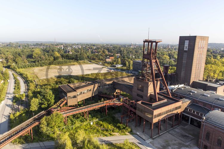 Die 1851 in Betrieb genommene Gründerschachtanlage 1/2/8 ist die älteste Schachtanlage der Zeche Zollverein. Die vorhandenen Ziegelmassivbauten stammen aus dem ersten Jahrzehnt des 20. Jahrhunderts, sämtliche Erweiterungsbauten nach 1932 wurden im architektonischen Stil der Schachtanlage Zollverein XII errichtet. Auf Schacht 1/2/8 befanden sich mit der Markenkontrolle, Kaue und Lampenstube auch die Sozialräume für die auf Schacht 1/2/8 und Schacht XII tätigen Bergleute. Nach der Stilllegung 1986 wurde die Schachtanlage 1/2/8 saniert. In der ehemaligen Maschinenhalle befindet sich heute der Kunstschacht Zollverein, in der einstigen Waschkaue die renommierte Kulturinstitution PACT Zollverein. 2000 wurde die Schachtanlage 1/2/8 in die Denkmalliste der Stadt Essen aufgenommen und gehört seit 2001 zum UNESCO-Welterbe. 

Der Förderturm und das Einstrebenfördergerüst wurden über den beiden ersten Zollverein-Schächten errichtet. 1904 und 1954 wurde die Schachtanlage modernisiert, auch die Förderanlagen wurden dabei erneuert.

Als Dreh- und Angelpunkt für zeitgenössische Tanz- und Performancekunst ist PACT Zollverein (Performing Arts Choreographisches Zentrum NRW Tanzlandschaft Ruhr) Initiator, Motor und Bühne zugleich. Wo heute internationale Künstler auftreten, wuschen sich von 1906 bis 1986 täglich Tausende von Bergleuten nach der Schicht den Kohlenstaub ab. Im Jahr 2000 wurde das denkmalgeschützte Gebäude der ehemaligen Waschkaue [B45] von dem Architekten Christoph Mäckler saniert und für die Nutzung durch den neuen Eigentümer PACT Zollverein behutsam umgebaut.

Auf dem ehemaligen Materiallagerplatz der Schachtanlage 1/2/8 wird ab 2015 ein Neubau für die Folkwang Universität der Künste für den Fachbereich Gestaltung errichtet.

Areal B [Schacht 1/2/8]