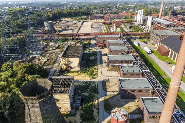 Die Kokerei Zollverein wurde von 1957 bis 1961 nach Plänen des Architekten Fritz Schupp gebaut, nach Erweiterungsarbeiten war sie ab 1973 die größte Zentralkokerei Europas. Täglich waren bis zu 1.000 Koker rund um die Uhr im Einsatz, bis zu 8.600 Tonnen Koks wurden pro Tag produziert. 1993 wurde die Kokerei stillgelegt, im Jahr 2000 in die Denkmalliste der Stadt Essen aufgenommen, seit 2001 gehört sie zum UNESCO-Welterbe. 2010 ist die Kokerei in den Besitz der Stiftung Zollverein übergegangen. Die „schwarze Seite“ der Kokerei, die den Bereich der Koksproduktion bezeichnet, kann bei einer Führung durch den Denkmalpfad ZOLLVEREIN® besichtigt werden.

Areal C [Kokerei]