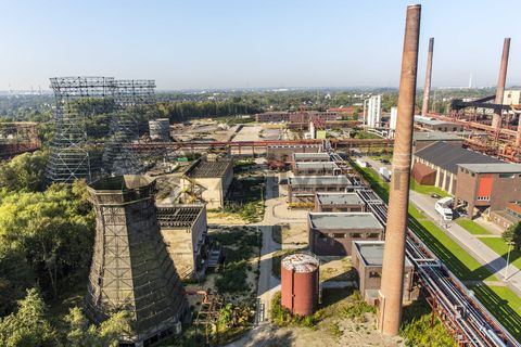 Die Kokerei Zollverein wurde von 1957 bis 1961 nach Plänen des Architekten Fritz Schupp gebaut, nach Erweiterungsarbeiten war sie ab 1973 die größte Zentralkokerei Europas. Täglich waren bis zu 1.000 Koker rund um die Uhr im Einsatz, bis zu 8.600 Tonnen Koks wurden pro Tag produziert. 1993 wurde die Kokerei stillgelegt, im Jahr 2000 in die Denkmalliste der Stadt Essen aufgenommen, seit 2001 gehört sie zum UNESCO-Welterbe. 2010 ist die Kokerei in den Besitz der Stiftung Zollverein übergegangen. Die „schwarze Seite“ der Kokerei, die den Bereich der Koksproduktion bezeichnet, kann bei einer Führung durch den Denkmalpfad ZOLLVEREIN® besichtigt werden.

Areal C [Kokerei]