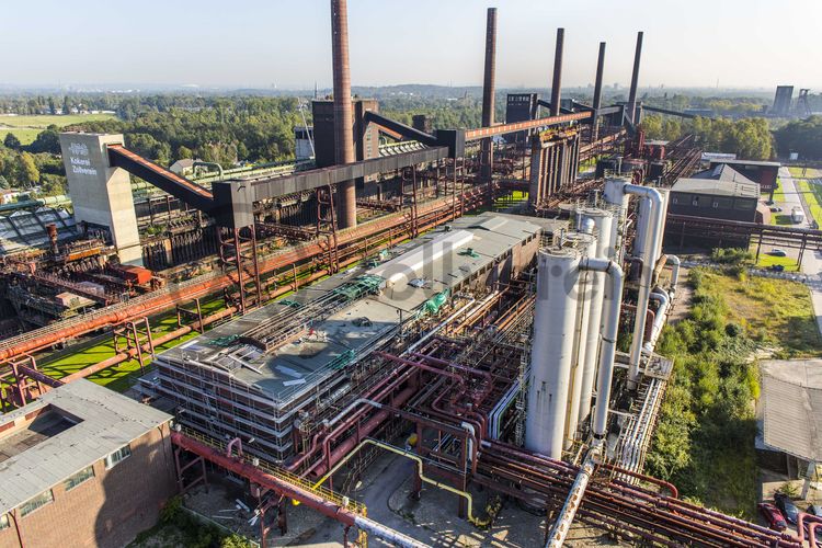 Die Kokerei Zollverein wurde von 1957 bis 1961 nach Plänen des Architekten Fritz Schupp gebaut, nach Erweiterungsarbeiten war sie ab 1973 die größte Zentralkokerei Europas. Täglich waren bis zu 1.000 Koker rund um die Uhr im Einsatz, bis zu 8.600 Tonnen Koks wurden pro Tag produziert. 1993 wurde die Kokerei stillgelegt, im Jahr 2000 in die Denkmalliste der Stadt Essen aufgenommen, seit 2001 gehört sie zum UNESCO-Welterbe. 2010 ist die Kokerei in den Besitz der Stiftung Zollverein übergegangen. Die „schwarze Seite“ der Kokerei, die den Bereich der Koksproduktion bezeichnet, kann bei einer Führung durch den Denkmalpfad ZOLLVEREIN® besichtigt werden.

Areal C [Kokerei]