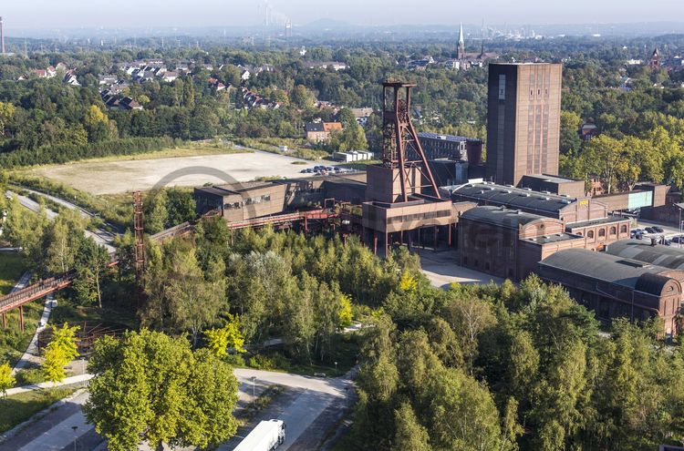 Die 1851 in Betrieb genommene Gründerschachtanlage 1/2/8 ist die älteste Schachtanlage der Zeche Zollverein. Die vorhandenen Ziegelmassivbauten stammen aus dem ersten Jahrzehnt des 20. Jahrhunderts, sämtliche Erweiterungsbauten nach 1932 wurden im architektonischen Stil der Schachtanlage Zollverein XII errichtet. Auf Schacht 1/2/8 befanden sich mit der Markenkontrolle, Kaue und Lampenstube auch die Sozialräume für die auf Schacht 1/2/8 und Schacht XII tätigen Bergleute. Nach der Stilllegung 1986 wurde die Schachtanlage 1/2/8 saniert. In der ehemaligen Maschinenhalle befindet sich heute der Kunstschacht Zollverein, in der einstigen Waschkaue die renommierte Kulturinstitution PACT Zollverein. 2000 wurde die Schachtanlage 1/2/8 in die Denkmalliste der Stadt Essen aufgenommen und gehört seit 2001 zum UNESCO-Welterbe. 

Der Förderturm und das Einstrebenfördergerüst wurden über den beiden ersten Zollverein-Schächten errichtet. 1904 und 1954 wurde die Schachtanlage modernisiert, auch die Förderanlagen wurden dabei erneuert.

Die Maschinenhalle [B43] mit Dampfturbine zur Erzeugung von Strom, Kompressor und Ventilator wurde 1903 erbaut. Mit der Fertigstellung von Schacht XII im Jahr 1932 wurden die Maschinen nicht mehr benötigt und ausgebaut, anschließend zog die Schreinerei ein. Heute ist das Gebäude Eigentum des Künstlers Thomas Rother (geb. 1937), der es seit 1990 als Wohnhaus, Atelier und Ausstellungshalle – eine Art Verbindung aus Werkraum und Revier-Erinnerungsstätte – unter dem Namen Kunstschacht Zollverein nutzt.

Das Fördermaschinenhaus [B44] wurde 1903 erbaut und von 1956 bis 1958 erweitert. In dem Gebäude befand sich die Fördermaschine von Schacht 1/2/8. Heute gehört das Fördermaschinenhaus zum Denkmalpfad ZOLLVEREIN®.

Als Dreh- und Angelpunkt für zeitgenössische Tanz- und Performancekunst ist PACT Zollverein (Performing Arts Choreographisches Zentrum NRW Tanzlandschaft Ruhr) Initiator, Motor und Bühne zugleich. Wo heute internationale Künstler auftreten, wuschen sich von 1906 bis 1986 täglich Tausende von Bergleuten nach der Schicht den Kohlenstaub ab. Im Jahr 2000 wurde das denkmalgeschützte Gebäude der ehemaligen Waschkaue [B45] von dem Architekten Christoph Mäckler saniert und für die Nutzung durch den neuen Eigentümer PACT Zollverein behutsam umgebaut.

Auf dem ehemaligen Materiallagerplatz der Schachtanlage 1/2/8 wird ab 2015 ein Neubau für die Folkwang Universität der Künste für den Fachbereich Gestaltung errichtet.

Areal B [Schacht 1/2/8]