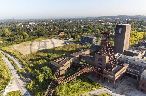 Die 1851 in Betrieb genommene Gründerschachtanlage 1/2/8 ist die älteste Schachtanlage der Zeche Zollverein. Die vorhandenen Ziegelmassivbauten stammen aus dem ersten Jahrzehnt des 20. Jahrhunderts, sämtliche Erweiterungsbauten nach 1932 wurden im architektonischen Stil der Schachtanlage Zollverein XII errichtet. Auf Schacht 1/2/8 befanden sich mit der Markenkontrolle, Kaue und Lampenstube auch die Sozialräume für die auf Schacht 1/2/8 und Schacht XII tätigen Bergleute. Nach der Stilllegung 1986 wurde die Schachtanlage 1/2/8 saniert. In der ehemaligen Maschinenhalle befindet sich heute der Kunstschacht Zollverein, in der einstigen Waschkaue die renommierte Kulturinstitution PACT Zollverein. 2000 wurde die Schachtanlage 1/2/8 in die Denkmalliste der Stadt Essen aufgenommen und gehört seit 2001 zum UNESCO-Welterbe. 

Der Förderturm und das Einstrebenfördergerüst wurden über den beiden ersten Zollverein-Schächten errichtet. 1904 und 1954 wurde die Schachtanlage modernisiert, auch die Förderanlagen wurden dabei erneuert.

Als Dreh- und Angelpunkt für zeitgenössische Tanz- und Performancekunst ist PACT Zollverein (Performing Arts Choreographisches Zentrum NRW Tanzlandschaft Ruhr) Initiator, Motor und Bühne zugleich. Wo heute internationale Künstler auftreten, wuschen sich von 1906 bis 1986 täglich Tausende von Bergleuten nach der Schicht den Kohlenstaub ab. Im Jahr 2000 wurde das denkmalgeschützte Gebäude der ehemaligen Waschkaue [B45] von dem Architekten Christoph Mäckler saniert und für die Nutzung durch den neuen Eigentümer PACT Zollverein behutsam umgebaut.

Auf dem ehemaligen Materiallagerplatz der Schachtanlage 1/2/8 wird ab 2015 ein Neubau für die Folkwang Universität der Künste für den Fachbereich Gestaltung errichtet.

Areal B [Schacht 1/2/8]