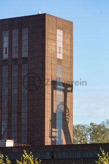 Der Förderturm von Schacht 1/2/8 wurde über den beiden ersten Zollverein-Schächten errichtet. 1904 und 1954 wurde die Schachtanlage modernisiert, auch die Förderanlagen wurden dabei erneuert.

Areal B [Schacht 1/2/8], Förderturm [B41]