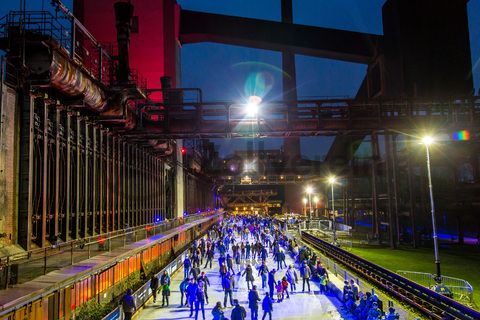 Das große Wasserbecken am ehemaligen Druckmaschinengleis [C74] auf der Kokerei Zollverein verwandelt sich im Winter in die 150 Meter lange ZOLLVEREIN® Eisbahn, die zum Freizeitvergnügen in faszinierender Atmosphäre einlädt. Allabendlich wird die Fläche mit der Installation „Monochromatic Red and Blue“ (1999) von Jonathan Speirs und Mark Major zu einem beeindruckenden Lichtkunstwerk.

Die 600 Meter langen Koksofenbatterien mit 304 schmalen Koksöfen prägen das Gesicht der sogenannten „schwarzen Seite“ der Kokerei. Die Ofendecke, das Innere der Koksöfen, die Löschgleishalle und weitere Bereiche können Besucher im Rahmen einer Führung im  Denkmalpfad ZOLLVEREIN® entdecken.

Areal C [Kokerei], Druckmaschinengleis [C74], Kokereiallee, 45141 Essen