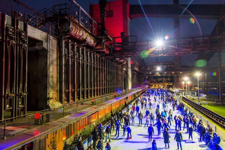 Das große Wasserbecken am ehemaligen Druckmaschinengleis [C74] auf der Kokerei Zollverein verwandelt sich im Winter in die 150 Meter lange ZOLLVEREIN® Eisbahn, die zum Freizeitvergnügen in faszinierender Atmosphäre einlädt. Allabendlich wird die Fläche mit der Installation „Monochromatic Red and Blue“ (1999) von Jonathan Speirs und Mark Major zu einem beeindruckenden Lichtkunstwerk.

Die 600 Meter langen Koksofenbatterien mit 304 schmalen Koksöfen prägen das Gesicht der sogenannten „schwarzen Seite“ der Kokerei. Die Ofendecke, das Innere der Koksöfen, die Löschgleishalle und weitere Bereiche können Besucher im Rahmen einer Führung im  Denkmalpfad ZOLLVEREIN® entdecken.

Areal C [Kokerei], Druckmaschinengleis [C74], Kokereiallee, 45141 Essen