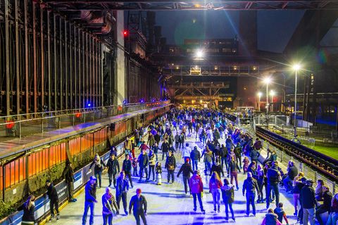 Das große Wasserbecken am ehemaligen Druckmaschinengleis [C74] auf der Kokerei Zollverein verwandelt sich im Winter in die 150 Meter lange ZOLLVEREIN® Eisbahn, die zum Freizeitvergnügen in faszinierender Atmosphäre einlädt. Allabendlich wird die Fläche mit der Installation „Monochromatic Red and Blue“ (1999) von Jonathan Speirs und Mark Major zu einem beeindruckenden Lichtkunstwerk.

Die 600 Meter langen Koksofenbatterien mit 304 schmalen Koksöfen prägen das Gesicht der sogenannten „schwarzen Seite“ der Kokerei. Die Ofendecke, das Innere der Koksöfen, die Löschgleishalle und weitere Bereiche können Besucher im Rahmen einer Führung im  Denkmalpfad ZOLLVEREIN® entdecken.

Areal C [Kokerei], Druckmaschinengleis [C74], Kokereiallee, 45141 Essen