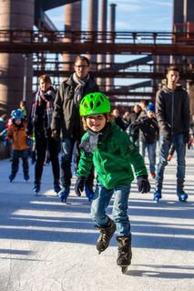 Das große Wasserbecken am ehemaligen Druckmaschinengleis [C74] auf der Kokerei Zollverein verwandelt sich im Winter in die 150 Meter lange ZOLLVEREIN® Eisbahn, die zum Freizeitvergnügen in faszinierender Atmosphäre einlädt. Allabendlich wird die Fläche mit der Installation „Monochromatic Red and Blue“ (1999) von Jonathan Speirs und Mark Major zu einem beeindruckenden Lichtkunstwerk.

Areal C [Kokerei], Druckmaschinengleis [C74], Kokereiallee, 45141 Essen