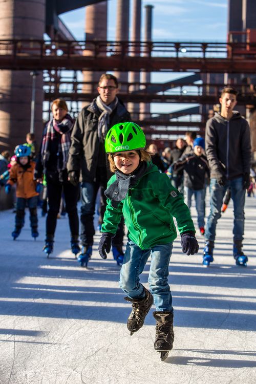 Das große Wasserbecken am ehemaligen Druckmaschinengleis [C74] auf der Kokerei Zollverein verwandelt sich im Winter in die 150 Meter lange ZOLLVEREIN® Eisbahn, die zum Freizeitvergnügen in faszinierender Atmosphäre einlädt. Allabendlich wird die Fläche mit der Installation „Monochromatic Red and Blue“ (1999) von Jonathan Speirs und Mark Major zu einem beeindruckenden Lichtkunstwerk.

Areal C [Kokerei], Druckmaschinengleis [C74], Kokereiallee, 45141 Essen