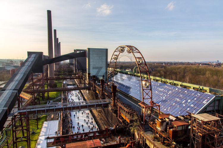 Das große Wasserbecken am ehemaligen Druckmaschinengleis [C74] auf der Kokerei Zollverein verwandelt sich im Winter in die 150 Meter lange ZOLLVEREIN® Eisbahn, die zum Freizeitvergnügen in faszinierender Atmosphäre einlädt. Allabendlich wird die Fläche mit der Installation „Monochromatic Red and Blue“ (1999) von Jonathan Speirs und Mark Major zu einem beeindruckenden Lichtkunstwerk.

Areal C [Kokerei], Druckmaschinengleis [C74], Kokereiallee, 45141 Essen

Die Kokerei Zollverein wurde von 1957 bis 1961 nach Plänen des Architekten Fritz Schupp gebaut, nach Erweiterungsarbeiten war sie ab 1973 die größte Zentralkokerei Europas. Täglich waren bis zu 1.000 Koker rund um die Uhr im Einsatz, bis zu 8.600 Tonnen Koks wurden pro Tag produziert. 1993 wurde die Kokerei stillgelegt, im Jahr 2000 in die Denkmalliste der Stadt Essen aufgenommen, seit 2001 gehört sie zum UNESCO-Welterbe. 2010 ist die Kokerei in den Besitz der Stiftung Zollverein übergegangen. Die „schwarze Seite“ der Kokerei, die den Bereich der Koksproduktion bezeichnet, kann bei einer Führung durch den Denkmalpfad ZOLLVEREIN® besichtigt werden.