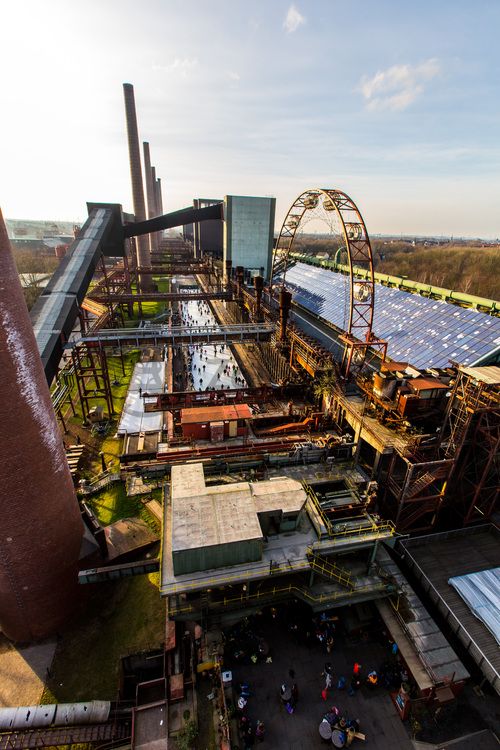 Das große Wasserbecken am ehemaligen Druckmaschinengleis [C74] auf der Kokerei Zollverein verwandelt sich im Winter in die 150 Meter lange ZOLLVEREIN® Eisbahn, die zum Freizeitvergnügen in faszinierender Atmosphäre einlädt. Allabendlich wird die Fläche mit der Installation „Monochromatic Red and Blue“ (1999) von Jonathan Speirs und Mark Major zu einem beeindruckenden Lichtkunstwerk.

Areal C [Kokerei], Druckmaschinengleis [C74], Kokereiallee, 45141 Essen

Die Kokerei Zollverein wurde von 1957 bis 1961 nach Plänen des Architekten Fritz Schupp gebaut, nach Erweiterungsarbeiten war sie ab 1973 die größte Zentralkokerei Europas. Täglich waren bis zu 1.000 Koker rund um die Uhr im Einsatz, bis zu 8.600 Tonnen Koks wurden pro Tag produziert. 1993 wurde die Kokerei stillgelegt, im Jahr 2000 in die Denkmalliste der Stadt Essen aufgenommen, seit 2001 gehört sie zum UNESCO-Welterbe. 2010 ist die Kokerei in den Besitz der Stiftung Zollverein übergegangen. Die „schwarze Seite“ der Kokerei, die den Bereich der Koksproduktion bezeichnet, kann bei einer Führung durch den Denkmalpfad ZOLLVEREIN® besichtigt werden.