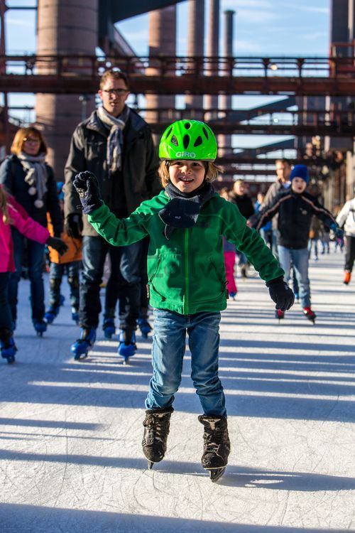 Das große Wasserbecken am ehemaligen Druckmaschinengleis [C74] auf der Kokerei Zollverein verwandelt sich im Winter in die 150 Meter lange ZOLLVEREIN® Eisbahn, die zum Freizeitvergnügen in faszinierender Atmosphäre einlädt. Allabendlich wird die Fläche mit der Installation „Monochromatic Red and Blue“ (1999) von Jonathan Speirs und Mark Major zu einem beeindruckenden Lichtkunstwerk.

Areal C [Kokerei], Druckmaschinengleis [C74], Kokereiallee, 45141 Essen