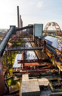 Das große Wasserbecken am ehemaligen Druckmaschinengleis [C74] auf der Kokerei Zollverein verwandelt sich im Winter in die 150 Meter lange ZOLLVEREIN® Eisbahn, die zum Freizeitvergnügen in faszinierender Atmosphäre einlädt. Allabendlich wird die Fläche mit der Installation „Monochromatic Red and Blue“ (1999) von Jonathan Speirs und Mark Major zu einem beeindruckenden Lichtkunstwerk.

Areal C [Kokerei], Druckmaschinengleis [C74], Kokereiallee, 45141 Essen

Die Kokerei Zollverein wurde von 1957 bis 1961 nach Plänen des Architekten Fritz Schupp gebaut, nach Erweiterungsarbeiten war sie ab 1973 die größte Zentralkokerei Europas. Täglich waren bis zu 1.000 Koker rund um die Uhr im Einsatz, bis zu 8.600 Tonnen Koks wurden pro Tag produziert. 1993 wurde die Kokerei stillgelegt, im Jahr 2000 in die Denkmalliste der Stadt Essen aufgenommen, seit 2001 gehört sie zum UNESCO-Welterbe. 2010 ist die Kokerei in den Besitz der Stiftung Zollverein übergegangen. Die „schwarze Seite“ der Kokerei, die den Bereich der Koksproduktion bezeichnet, kann bei einer Führung durch den Denkmalpfad ZOLLVEREIN® besichtigt werden.