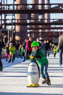 Das große Wasserbecken am ehemaligen Druckmaschinengleis [C74] auf der Kokerei Zollverein verwandelt sich im Winter in die 150 Meter lange ZOLLVEREIN® Eisbahn, die zum Freizeitvergnügen in faszinierender Atmosphäre einlädt. Allabendlich wird die Fläche mit der Installation „Monochromatic Red and Blue“ (1999) von Jonathan Speirs und Mark Major zu einem beeindruckenden Lichtkunstwerk.

Areal C [Kokerei], Druckmaschinengleis [C74], Kokereiallee, 45141 Essen