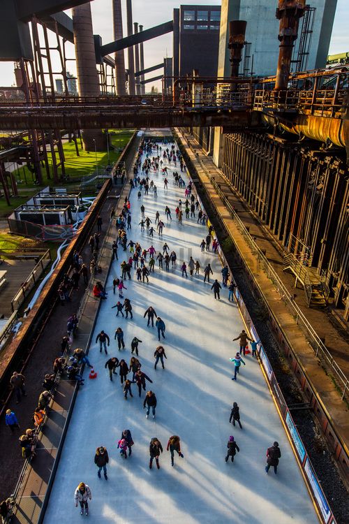 Das große Wasserbecken am ehemaligen Druckmaschinengleis [C74] auf der Kokerei Zollverein verwandelt sich im Winter in die 150 Meter lange ZOLLVEREIN® Eisbahn, die zum Freizeitvergnügen in faszinierender Atmosphäre einlädt. Allabendlich wird die Fläche mit der Installation „Monochromatic Red and Blue“ (1999) von Jonathan Speirs und Mark Major zu einem beeindruckenden Lichtkunstwerk.

Areal C [Kokerei], Druckmaschinengleis [C74], Kokereiallee, 45141 Essen