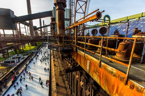 Das große Wasserbecken am ehemaligen Druckmaschinengleis [C74] auf der Kokerei Zollverein verwandelt sich im Winter in die 150 Meter lange ZOLLVEREIN® Eisbahn, die zum Freizeitvergnügen in faszinierender Atmosphäre einlädt. Allabendlich wird die Fläche mit der Installation „Monochromatic Red and Blue“ (1999) von Jonathan Speirs und Mark Major zu einem beeindruckenden Lichtkunstwerk.

Areal C [Kokerei], Druckmaschinengleis [C74], Kokereiallee, 45141 Essen

Die Kokerei Zollverein wurde von 1957 bis 1961 nach Plänen des Architekten Fritz Schupp gebaut, nach Erweiterungsarbeiten war sie ab 1973 die größte Zentralkokerei Europas. Täglich waren bis zu 1.000 Koker rund um die Uhr im Einsatz, bis zu 8.600 Tonnen Koks wurden pro Tag produziert. 1993 wurde die Kokerei stillgelegt, im Jahr 2000 in die Denkmalliste der Stadt Essen aufgenommen, seit 2001 gehört sie zum UNESCO-Welterbe. 2010 ist die Kokerei in den Besitz der Stiftung Zollverein übergegangen. Die „schwarze Seite“ der Kokerei, die den Bereich der Koksproduktion bezeichnet, kann bei einer Führung durch den Denkmalpfad ZOLLVEREIN® besichtigt werden.