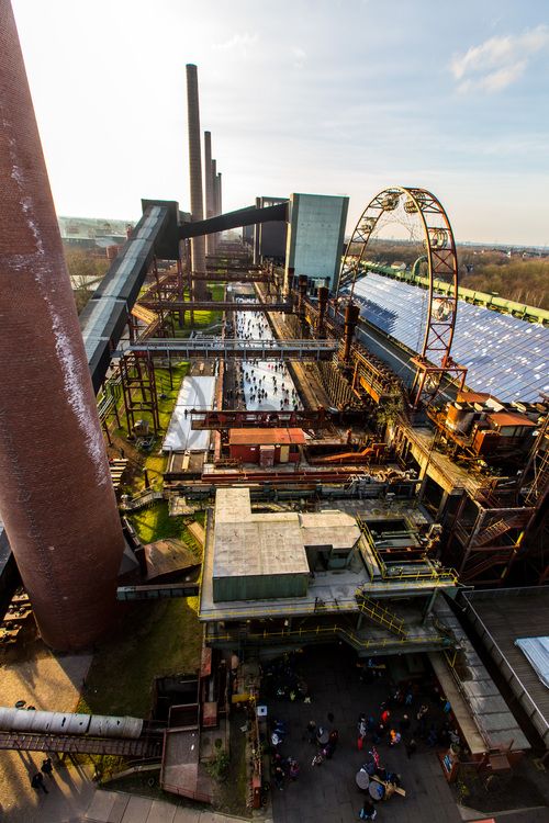 Das große Wasserbecken am ehemaligen Druckmaschinengleis [C74] auf der Kokerei Zollverein verwandelt sich im Winter in die 150 Meter lange ZOLLVEREIN® Eisbahn, die zum Freizeitvergnügen in faszinierender Atmosphäre einlädt. Allabendlich wird die Fläche mit der Installation „Monochromatic Red and Blue“ (1999) von Jonathan Speirs und Mark Major zu einem beeindruckenden Lichtkunstwerk.

Areal C [Kokerei], Druckmaschinengleis [C74], Kokereiallee, 45141 Essen

Die Kokerei Zollverein wurde von 1957 bis 1961 nach Plänen des Architekten Fritz Schupp gebaut, nach Erweiterungsarbeiten war sie ab 1973 die größte Zentralkokerei Europas. Täglich waren bis zu 1.000 Koker rund um die Uhr im Einsatz, bis zu 8.600 Tonnen Koks wurden pro Tag produziert. 1993 wurde die Kokerei stillgelegt, im Jahr 2000 in die Denkmalliste der Stadt Essen aufgenommen, seit 2001 gehört sie zum UNESCO-Welterbe. 2010 ist die Kokerei in den Besitz der Stiftung Zollverein übergegangen. Die „schwarze Seite“ der Kokerei, die den Bereich der Koksproduktion bezeichnet, kann bei einer Führung durch den Denkmalpfad ZOLLVEREIN® besichtigt werden.