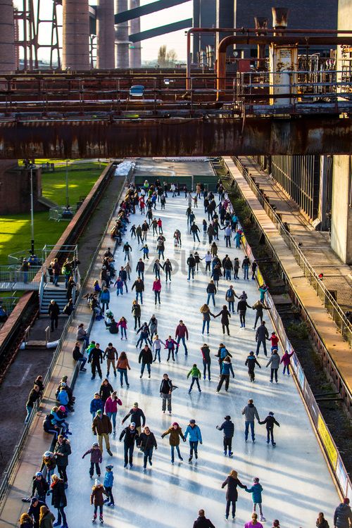 Das große Wasserbecken am ehemaligen Druckmaschinengleis [C74] auf der Kokerei Zollverein verwandelt sich im Winter in die 150 Meter lange ZOLLVEREIN® Eisbahn, die zum Freizeitvergnügen in faszinierender Atmosphäre einlädt. Allabendlich wird die Fläche mit der Installation „Monochromatic Red and Blue“ (1999) von Jonathan Speirs und Mark Major zu einem beeindruckenden Lichtkunstwerk.

Areal C [Kokerei], Druckmaschinengleis [C74], Kokereiallee, 45141 Essen