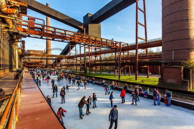 Das große Wasserbecken am ehemaligen Druckmaschinengleis [C74] auf der Kokerei Zollverein verwandelt sich im Winter in die 150 Meter lange ZOLLVEREIN® Eisbahn, die zum Freizeitvergnügen in faszinierender Atmosphäre einlädt. Allabendlich wird die Fläche mit der Installation „Monochromatic Red and Blue“ (1999) von Jonathan Speirs und Mark Major zu einem beeindruckenden Lichtkunstwerk.

Areal C [Kokerei], Druckmaschinengleis [C74], Kokereiallee, 45141 Essen