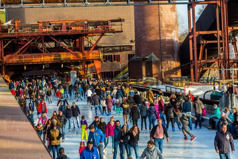 Das große Wasserbecken am ehemaligen Druckmaschinengleis [C74] auf der Kokerei Zollverein verwandelt sich im Winter in die 150 Meter lange ZOLLVEREIN® Eisbahn, die zum Freizeitvergnügen in faszinierender Atmosphäre einlädt. Allabendlich wird die Fläche mit der Installation „Monochromatic Red and Blue“ (1999) von Jonathan Speirs und Mark Major zu einem beeindruckenden Lichtkunstwerk.

Areal C [Kokerei], Druckmaschinengleis [C74], Kokereiallee, 45141 Essen