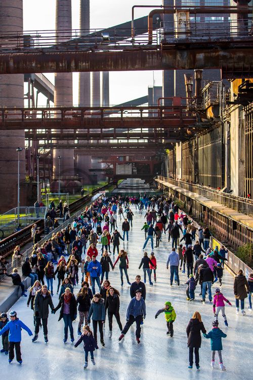 Das große Wasserbecken am ehemaligen Druckmaschinengleis auf der Kokerei Zollverein verwandelt sich im Winter in die 150 Meter lange Eisbahn, die zum Freizeitvergnügen in faszinierender Atmosphäre einlädt. Allabendlich wird die Fläche mit der Installation „Monochromatic Red and Blue“ (1999) von Jonathan Speirs und Mark Major zu einem beeindruckenden Lichtkunstwerk.

Die Kokerei Zollverein wurde von 1957 bis 1961 nach Plänen des Architekten Fritz Schupp gebaut, nach Erweiterungsarbeiten war sie ab 1973 die größte Zentralkokerei Europas. Täglich waren bis zu 1.000 Koker rund um die Uhr im Einsatz, bis zu 8.600 Tonnen Koks wurden pro Tag produziert. 1993 wurde die Kokerei stillgelegt, im Jahr 2000 in die Denkmalliste der Stadt Essen aufgenommen, seit 2001 gehört sie zum UNESCO-Welterbe. 2010 ist die Kokerei in den Besitz der Stiftung Zollverein übergegangen. Die „schwarze Seite“ der Kokerei, die den Bereich der Koksproduktion bezeichnet, kann bei einer Führung durch den Denkmalpfad Zollverein besichtigt werden.
