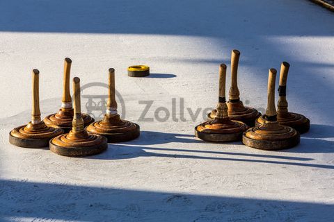 Das große Wasserbecken am ehemaligen Druckmaschinengleis [C74] auf der Kokerei Zollverein verwandelt sich im Winter in die 150 Meter lange ZOLLVEREIN® Eisbahn, die zum Freizeitvergnügen in faszinierender Atmosphäre einlädt. Allabendlich wird die Fläche mit der Installation „Monochromatic Red and Blue“ (1999) von Jonathan Speirs und Mark Major zu einem beeindruckenden Lichtkunstwerk.

Areal C [Kokerei], Druckmaschinengleis [C74], Kokereiallee, 45141 Essen