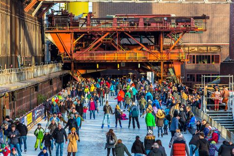 Das große Wasserbecken am ehemaligen Druckmaschinengleis [C74] auf der Kokerei Zollverein verwandelt sich im Winter in die 150 Meter lange ZOLLVEREIN® Eisbahn, die zum Freizeitvergnügen in faszinierender Atmosphäre einlädt. Allabendlich wird die Fläche mit der Installation „Monochromatic Red and Blue“ (1999) von Jonathan Speirs und Mark Major zu einem beeindruckenden Lichtkunstwerk.

Areal C [Kokerei], Druckmaschinengleis [C74], Kokereiallee, 45141 Essen