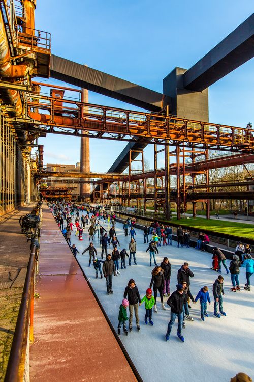 Das große Wasserbecken am ehemaligen Druckmaschinengleis [C74] auf der Kokerei Zollverein verwandelt sich im Winter in die 150 Meter lange ZOLLVEREIN® Eisbahn, die zum Freizeitvergnügen in faszinierender Atmosphäre einlädt. Allabendlich wird die Fläche mit der Installation „Monochromatic Red and Blue“ (1999) von Jonathan Speirs und Mark Major zu einem beeindruckenden Lichtkunstwerk.

Areal C [Kokerei], Druckmaschinengleis [C74], Kokereiallee, 45141 Essen