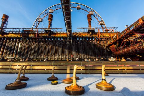 Das große Wasserbecken am ehemaligen Druckmaschinengleis [C74] auf der Kokerei Zollverein verwandelt sich im Winter in die 150 Meter lange ZOLLVEREIN® Eisbahn, die zum Freizeitvergnügen in faszinierender Atmosphäre einlädt. Allabendlich wird die Fläche mit der Installation „Monochromatic Red and Blue“ (1999) von Jonathan Speirs und Mark Major zu einem beeindruckenden Lichtkunstwerk.

Areal C [Kokerei], Druckmaschinengleis [C74], Kokereiallee, 45141 Essen

Die 600 Meter langen Koksofenbatterien mit 304 schmalen Koksöfen prägen das Gesicht der sogenannten „schwarzen Seite“ der Kokerei. Die Ofendecke, das Innere der Koksöfen, die Löschgleishalle und weitere Bereiche können Besucher im Rahmen einer Führung im  Denkmalpfad ZOLLVEREIN® entdecken.