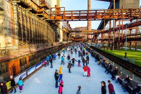 Das große Wasserbecken am ehemaligen Druckmaschinengleis [C74] auf der Kokerei Zollverein verwandelt sich im Winter in die 150 Meter lange ZOLLVEREIN® Eisbahn, die zum Freizeitvergnügen in faszinierender Atmosphäre einlädt. Allabendlich wird die Fläche mit der Installation „Monochromatic Red and Blue“ (1999) von Jonathan Speirs und Mark Major zu einem beeindruckenden Lichtkunstwerk.

Areal C [Kokerei], Druckmaschinengleis [C74], Kokereiallee, 45141 Essen

Die Kokerei Zollverein wurde von 1957 bis 1961 nach Plänen des Architekten Fritz Schupp gebaut, nach Erweiterungsarbeiten war sie ab 1973 die größte Zentralkokerei Europas. Täglich waren bis zu 1.000 Koker rund um die Uhr im Einsatz, bis zu 8.600 Tonnen Koks wurden pro Tag produziert. 1993 wurde die Kokerei stillgelegt, im Jahr 2000 in die Denkmalliste der Stadt Essen aufgenommen, seit 2001 gehört sie zum UNESCO-Welterbe. 2010 ist die Kokerei in den Besitz der Stiftung Zollverein übergegangen. Die „schwarze Seite“ der Kokerei, die den Bereich der Koksproduktion bezeichnet, kann bei einer Führung durch den Denkmalpfad ZOLLVEREIN® besichtigt werden.