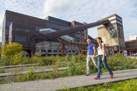 Das größte Übertagegebäude auf Zollverein, die Kohlenwäsche [A14], war zu Betriebszeiten eine Riesenmaschine: Täglich wurden dort 23.000 Tonnen Rohkohle sortiert und klassiert. Von 2003 bis 2006 wurde die Kohlenwäsche vom Office for Metropolitan Architecture (OMA) unter Leitung von Rem Koolhaas und dem Essener Büro Böll & Krabel umfassend saniert und für die spätere Nutzung vorbereitet. 

Eine 58 Meter lange Rolltreppe bringt die Besucher heute direkt in das RUHR.VISITORCENTER Essen auf der 24-Meter-Ebene. 2010 eröffnete das Ruhr Museum in der Kohlenwäsche, das in drei Etagen eine Dauerausstellung zu den Kategorien Gegenwart – Gedächtnis – Geschichte präsentiert. Die oberen Etagen gehören mit den authentisch erhaltenen Übertageanlagen zum Denkmalpfad ZOLLVEREIN®. Auf dem Dach der Kohlenwäsche sind zwei Aussichtsplattformen installiert, die einen Rundblick auf das Gelände und die Region bieten. Das Portal der Industriekultur informiert über industriekulturelle Angebote im Ruhrgebiet und in Nordrhein-Westfalen.

Areal A [Schacht XII], Kohlenwäsche [A14]