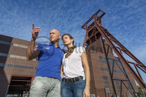 Das 55 Meter hohe Doppelbock-Fördergerüst ist das Wahrzeichen der Zeche Zollverein, der Stadt Essen und der gesamten Region: Die als Doppelstrebengerüst in Vollwandbauweise konstruierte Förderanlage ermöglichte eine doppelte Fördermechanik. Dadurch konnte die doppelte Menge an Förderwagen bzw. Fördergefäßen transportiert werden. Zollverein Schacht XII galt zu Betriebszeiten als die leistungsstärkste Zeche der Welt. 250 Stufen führen auf die oberste Plattform des Gerüstes, deren Seilscheiben sich auch heute noch manchmal drehen: Der Schacht wird von der RAG AG für die zentrale Wasserhaltung genutzt.

Areal A [Schacht XII], Fördergerüst [A1]