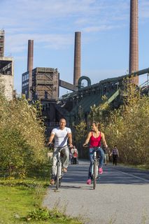 Die 3,5 Kilometer lange Ringpromenade ist Teil des Zollverein Parks und lädt zu einem Spaziergang über das Areal der Zeche und Kokerei ein. Auch Jogger und Fahrradfahrer kommen hier auf ihre Kosten. 

Die Kokerei Zollverein wurde von 1957 bis 1961 nach Plänen des Architekten Fritz Schupp gebaut, nach Erweiterungsarbeiten war sie ab 1973 die größte Zentralkokerei Europas. Täglich waren bis zu 1.000 Koker rund um die Uhr im Einsatz, bis zu 8.600 Tonnen Koks wurden pro Tag produziert. 1993 wurde die Kokerei stillgelegt, im Jahr 2000 in die Denkmalliste der Stadt Essen aufgenommen, seit 2001 gehört sie zum UNESCO-Welterbe. 2010 ist die Kokerei in den Besitz der Stiftung Zollverein übergegangen. Die „schwarze Seite“ der Kokerei, die den Bereich der Koksproduktion bezeichnet, kann bei einer Führung durch den Denkmalpfad ZOLLVEREIN® besichtigt werden.

Areal C [Kokerei]