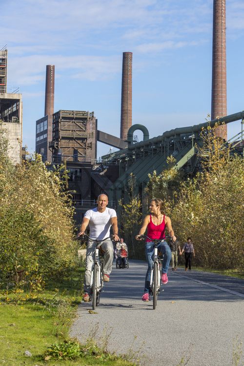 Die 3,5 Kilometer lange Ringpromenade ist Teil des Zollverein Parks und lädt zu einem Spaziergang über das Areal der Zeche und Kokerei ein. Auch Jogger und Fahrradfahrer kommen hier auf ihre Kosten. 

Die Kokerei Zollverein wurde von 1957 bis 1961 nach Plänen des Architekten Fritz Schupp gebaut, nach Erweiterungsarbeiten war sie ab 1973 die größte Zentralkokerei Europas. Täglich waren bis zu 1.000 Koker rund um die Uhr im Einsatz, bis zu 8.600 Tonnen Koks wurden pro Tag produziert. 1993 wurde die Kokerei stillgelegt, im Jahr 2000 in die Denkmalliste der Stadt Essen aufgenommen, seit 2001 gehört sie zum UNESCO-Welterbe. 2010 ist die Kokerei in den Besitz der Stiftung Zollverein übergegangen. Die „schwarze Seite“ der Kokerei, die den Bereich der Koksproduktion bezeichnet, kann bei einer Führung durch den Denkmalpfad ZOLLVEREIN® besichtigt werden.

Areal C [Kokerei]