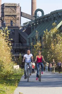 Die 3,5 Kilometer lange Ringpromenade ist Teil des Zollverein Parks und lädt zu einem Spaziergang über das Areal der Zeche und Kokerei ein. Auch Jogger und Fahrradfahrer kommen hier auf ihre Kosten. 

Die Kokerei Zollverein wurde von 1957 bis 1961 nach Plänen des Architekten Fritz Schupp gebaut, nach Erweiterungsarbeiten war sie ab 1973 die größte Zentralkokerei Europas. Täglich waren bis zu 1.000 Koker rund um die Uhr im Einsatz, bis zu 8.600 Tonnen Koks wurden pro Tag produziert. 1993 wurde die Kokerei stillgelegt, im Jahr 2000 in die Denkmalliste der Stadt Essen aufgenommen, seit 2001 gehört sie zum UNESCO-Welterbe. 2010 ist die Kokerei in den Besitz der Stiftung Zollverein übergegangen. Die „schwarze Seite“ der Kokerei, die den Bereich der Koksproduktion bezeichnet, kann bei einer Führung durch den Denkmalpfad ZOLLVEREIN® besichtigt werden.

Areal C [Kokerei]