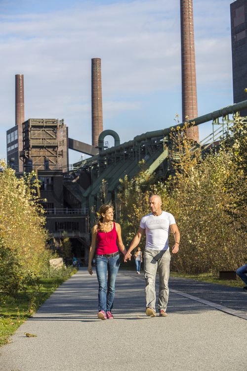 Die 3,5 Kilometer lange Ringpromenade ist Teil des Zollverein Parks und lädt zu einem Spaziergang über das Areal der Zeche und Kokerei ein. Auch Jogger und Fahrradfahrer kommen hier auf ihre Kosten. 

Die Kokerei Zollverein wurde von 1957 bis 1961 nach Plänen des Architekten Fritz Schupp gebaut, nach Erweiterungsarbeiten war sie ab 1973 die größte Zentralkokerei Europas. Täglich waren bis zu 1.000 Koker rund um die Uhr im Einsatz, bis zu 8.600 Tonnen Koks wurden pro Tag produziert. 1993 wurde die Kokerei stillgelegt, im Jahr 2000 in die Denkmalliste der Stadt Essen aufgenommen, seit 2001 gehört sie zum UNESCO-Welterbe. 2010 ist die Kokerei in den Besitz der Stiftung Zollverein übergegangen. Die „schwarze Seite“ der Kokerei, die den Bereich der Koksproduktion bezeichnet, kann bei einer Führung durch den Denkmalpfad ZOLLVEREIN® besichtigt werden.

Areal C [Kokerei]