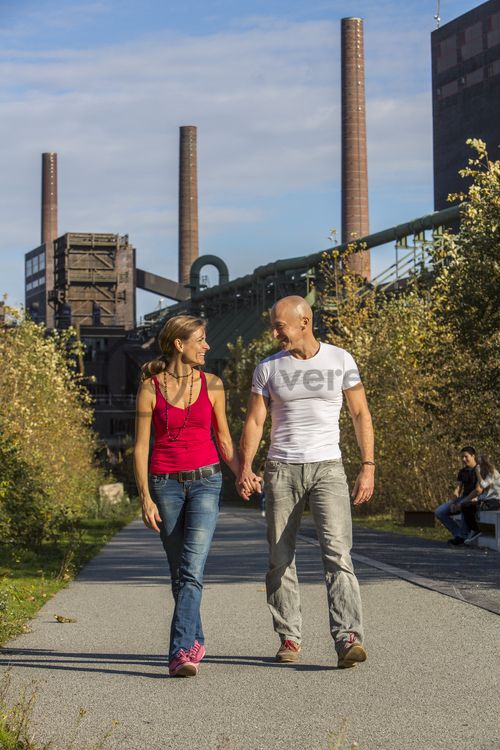 Die 3,5 Kilometer lange Ringpromenade ist Teil des Zollverein Parks und lädt zu einem Spaziergang über das Areal der Zeche und Kokerei ein. Auch Jogger und Fahrradfahrer kommen hier auf ihre Kosten. 

Die Kokerei Zollverein wurde von 1957 bis 1961 nach Plänen des Architekten Fritz Schupp gebaut, nach Erweiterungsarbeiten war sie ab 1973 die größte Zentralkokerei Europas. Täglich waren bis zu 1.000 Koker rund um die Uhr im Einsatz, bis zu 8.600 Tonnen Koks wurden pro Tag produziert. 1993 wurde die Kokerei stillgelegt, im Jahr 2000 in die Denkmalliste der Stadt Essen aufgenommen, seit 2001 gehört sie zum UNESCO-Welterbe. 2010 ist die Kokerei in den Besitz der Stiftung Zollverein übergegangen. Die „schwarze Seite“ der Kokerei, die den Bereich der Koksproduktion bezeichnet, kann bei einer Führung durch den Denkmalpfad ZOLLVEREIN® besichtigt werden.

Areal C [Kokerei]