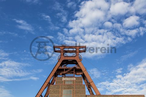 Das 55 Meter hohe Doppelbock-Fördergerüst [A1] ist das Wahrzeichen des UNESCO-Welterbe Zollverein, der Stadt Essen und des gesamten Ruhrgebiets.

Areal A [Schacht XII], Fördergerüst [A1]