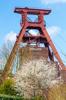 Das 55 Meter hohe Doppelbock-Fördergerüst [A1] ist das Wahrzeichen des UNESCO-Welterbe Zollverein, der Stadt Essen und des gesamten Ruhrgebiets.

Areal A [Schacht XII], Fördergerüst [A1]