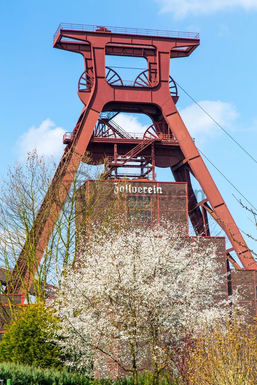 Das 55 Meter hohe Doppelbock-Fördergerüst [A1] ist das Wahrzeichen des UNESCO-Welterbe Zollverein, der Stadt Essen und des gesamten Ruhrgebiets.

Areal A [Schacht XII], Fördergerüst [A1]